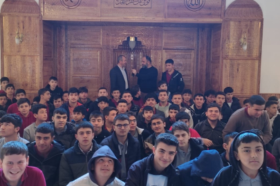 YAZAR AHMET BULUT ÖGRENCİLER İLE BİR ARAYA GELDİ.