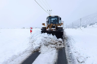 Çağlayancerit ilçesinde yol açma çalışmaları devam ediyor